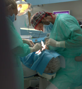 Implants dentaires, dentiste experimenté